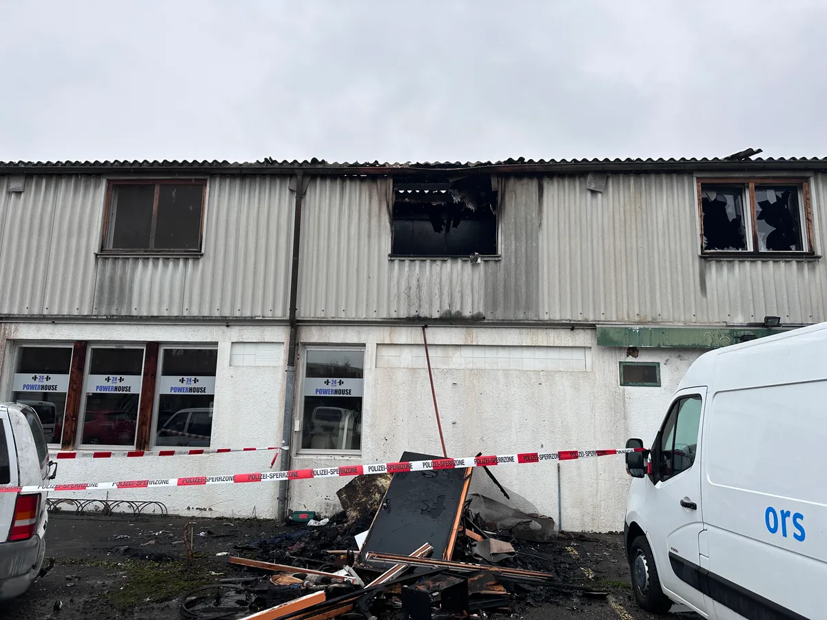 Blick auf eine Fassade einer Brandruine.